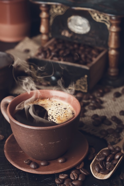 Taza y platillo de café en una tabla de madera. Foto tonned