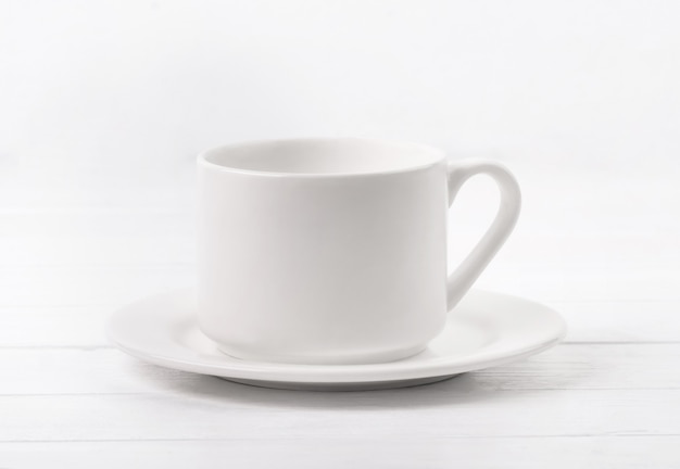 Taza y plato en blanco