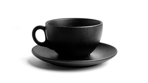 Taza y plato negro vacío sobre un fondo blanco.