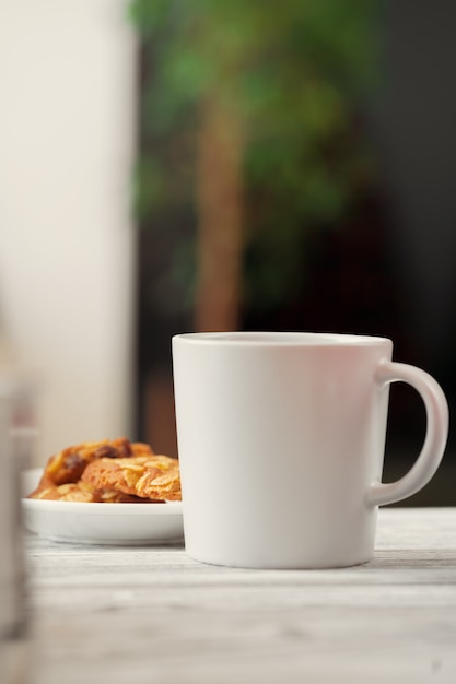 Taza de porcelana blanca en el mostrador de la cocina de cerca