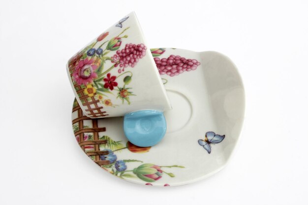 Taza de porcelana con estampado floral