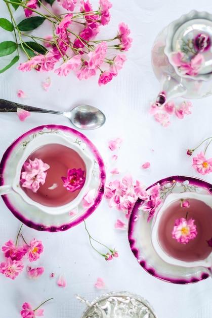 taza de porcelana retro de té de rosas calientes