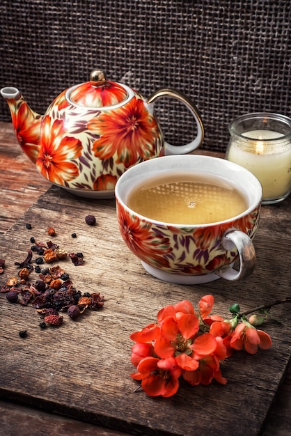 Taza de porcelana de té aromático para hierbas medicinales en estilo retro