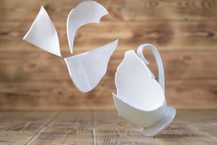 Foto una taza de porcelana vintage en una mesa de madera
