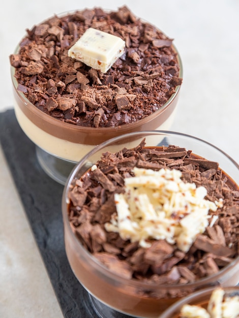 Foto taza de postre con mousse de chocolate con leche con virutas de chocolate blanco