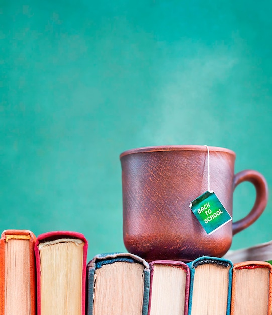 taza con primer plano de té caliente en libros