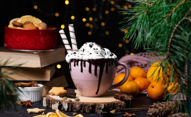 Una taza con rayas de chocolate y una tapa de crema batida