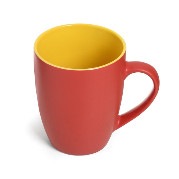 Taza roja y amarilla sobre blanco