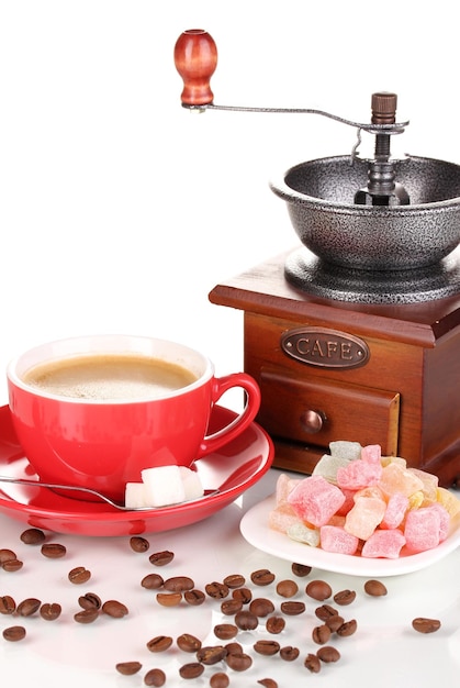 Taza roja de café con delicia rahat y molinillo de café aislado en blanco