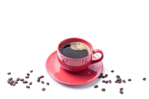 Taza roja de café y grano de café en blanco