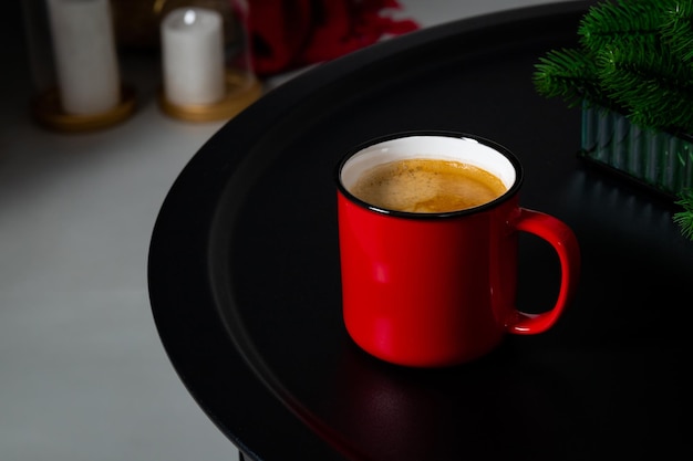 Foto una taza roja de café está en la mesa acogedor interior de navidad