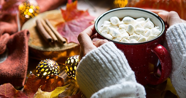 Foto taza roja de chocolate caliente con malvaviscos