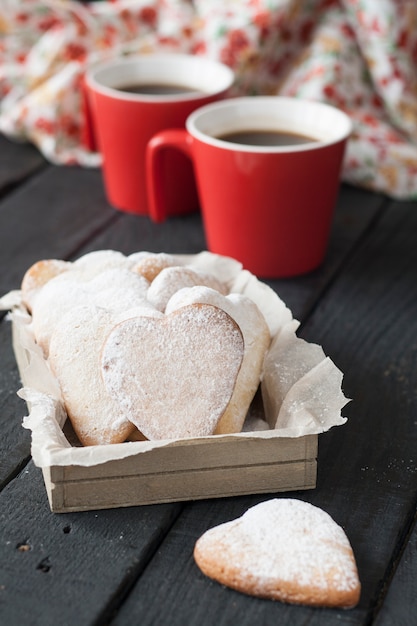 Taza roja y corazones de galleta