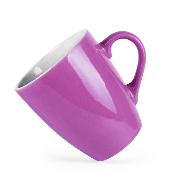 Taza rosa aislado en blanco