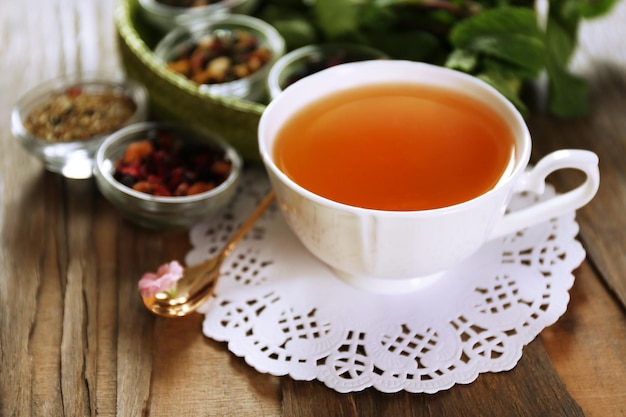 Taza de sabroso té verde en la mesa