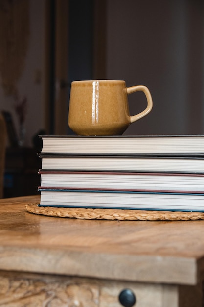 Taza sobre libros en la mesa