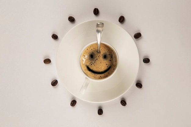 Taza de sonrisa de café de buenos días en la mesa de madera