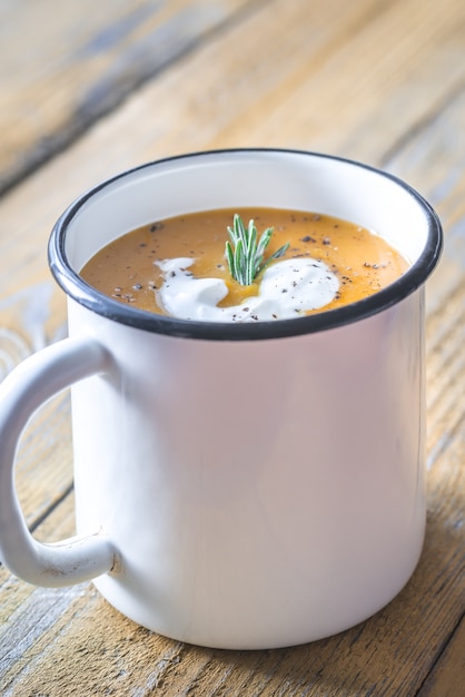 Taza de sopa de crema de calabaza