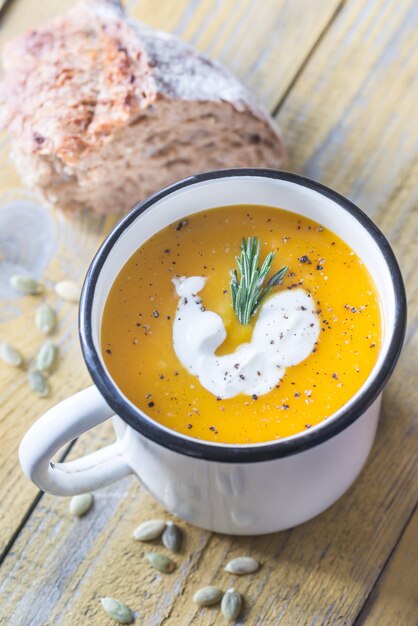 Taza de sopa de crema de calabaza