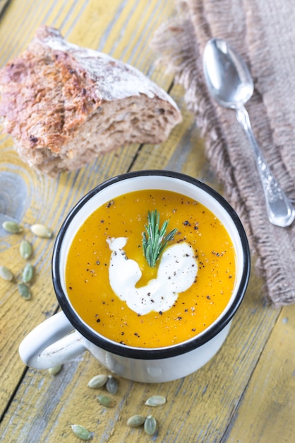 Taza de sopa de crema de calabaza