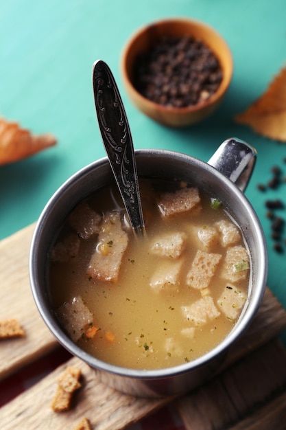 Taza de sopa sobre estera de madera