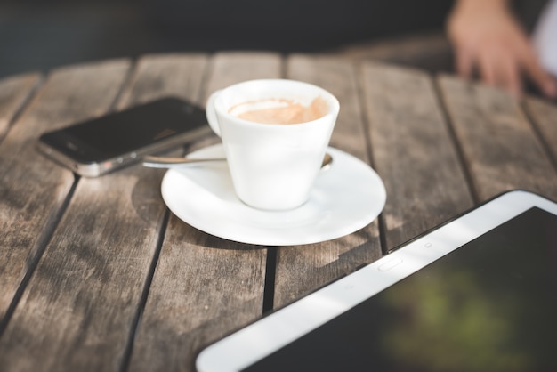 taza de tableta de café y teléfono inteligente