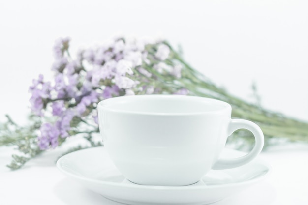 Taza de taza blanca y flor estática