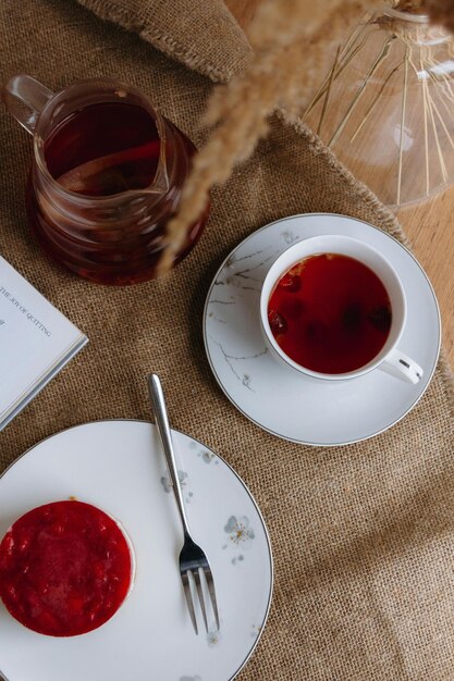 Foto una taza de té al lado de un plato de comida y una cuchara