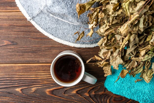 taza de té al lado de sombrero de sauna y toalla