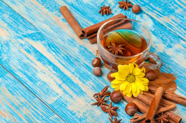 Taza con té aromático de canela caliente en la mesa de madera