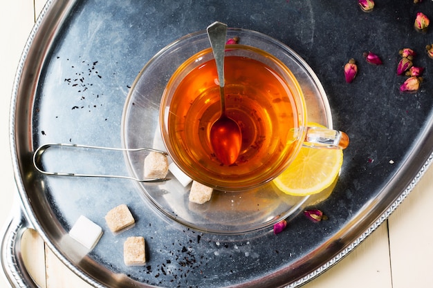 Taza de té con azúcar y limón