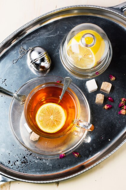 Taza de té con azúcar y limón