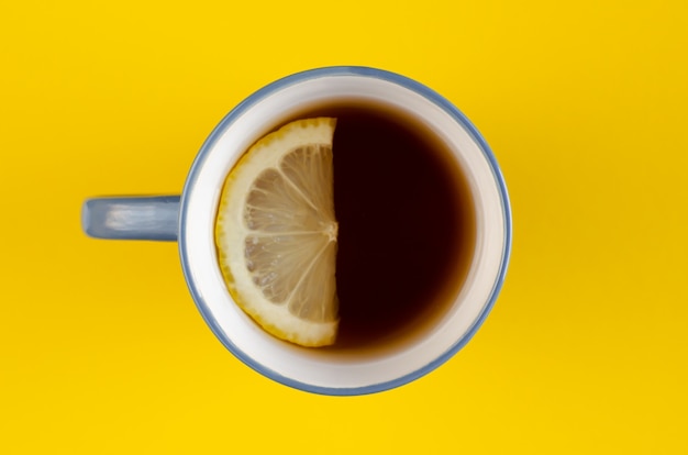 Taza de té azul con composición de rodaja de limón