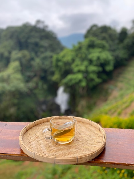 Una taza de té en una bandeja de bambú de madera