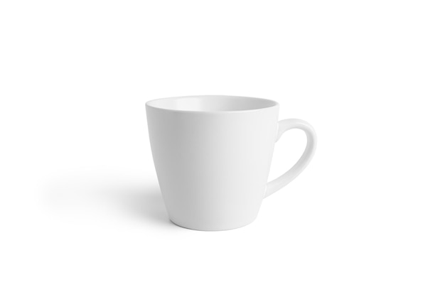 Taza de té blanco para beber aislado sobre fondo blanco. Taza de café de cerámica o taza de cerca. foto de alta calidad