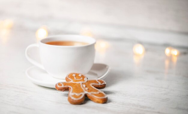 Una taza de té blanco con hombres de jengibre.