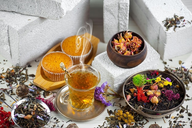 Una taza de té con una bolsita de té al lado.