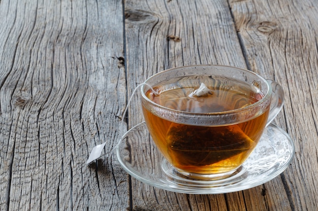 Taza de té con bolsita de té en la mesa