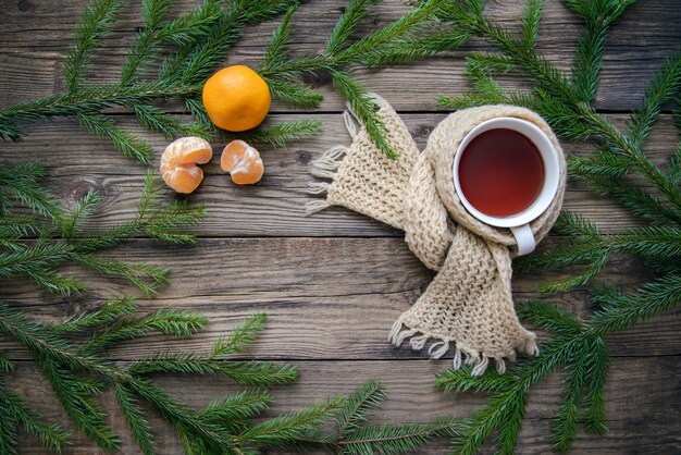 taza de té en bufanda y fondo de decoración de navidad