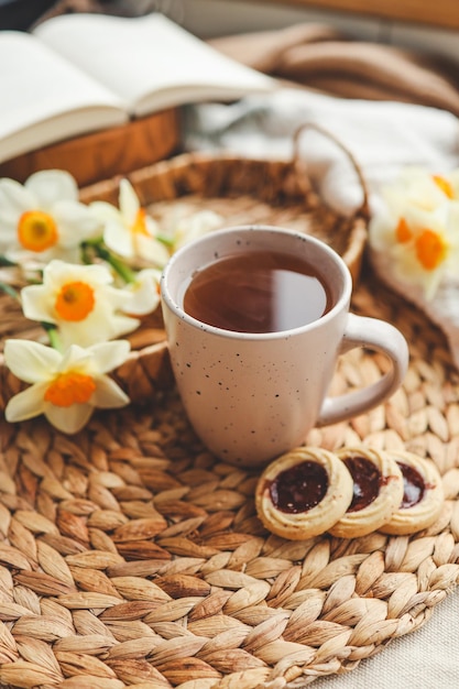 Taza de té caliente y concepto de buenos días en el interior de la casa de primavera