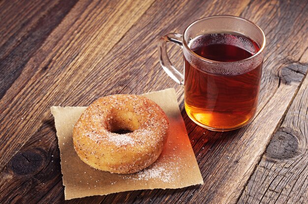 Taza de té caliente y donut dulce