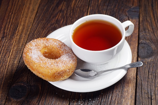 Taza de té caliente y donut dulce