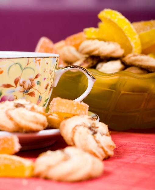 Taza de té caliente con galletas en casa