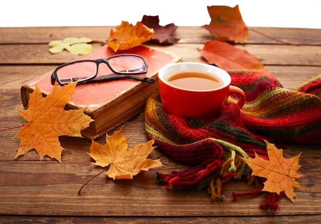 Taza de té caliente con hojas de otoño