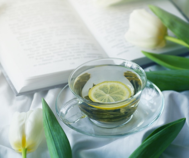 Taza de té caliente y libro