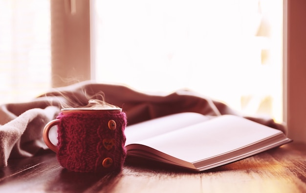 taza de té caliente y libros