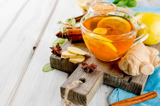 Taza de té caliente con limón y jengibre