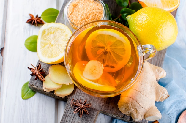 Taza de té caliente con limón y jengibre