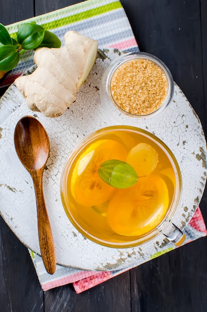 Taza de té caliente con limón y jengibre