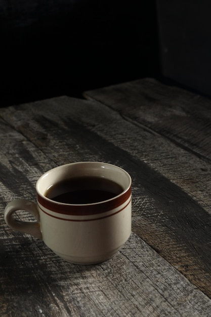 taza de té caliente en una mesa de madera